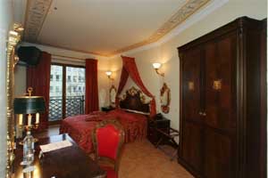 Comfort double with king bed, private facilities (shower), and breakfast